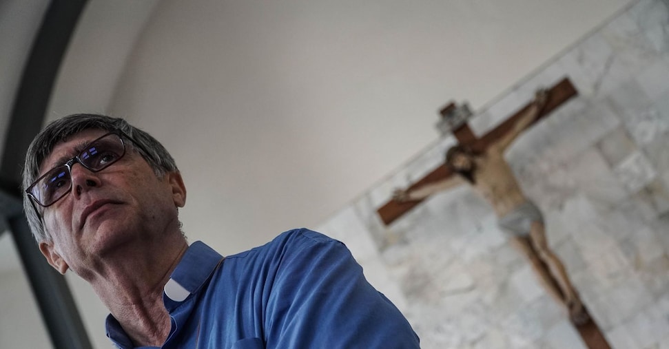 Proiettile consegnato in chiesa a don Patriciello, scorta rafforzata. Meloni: «Gesto vile»