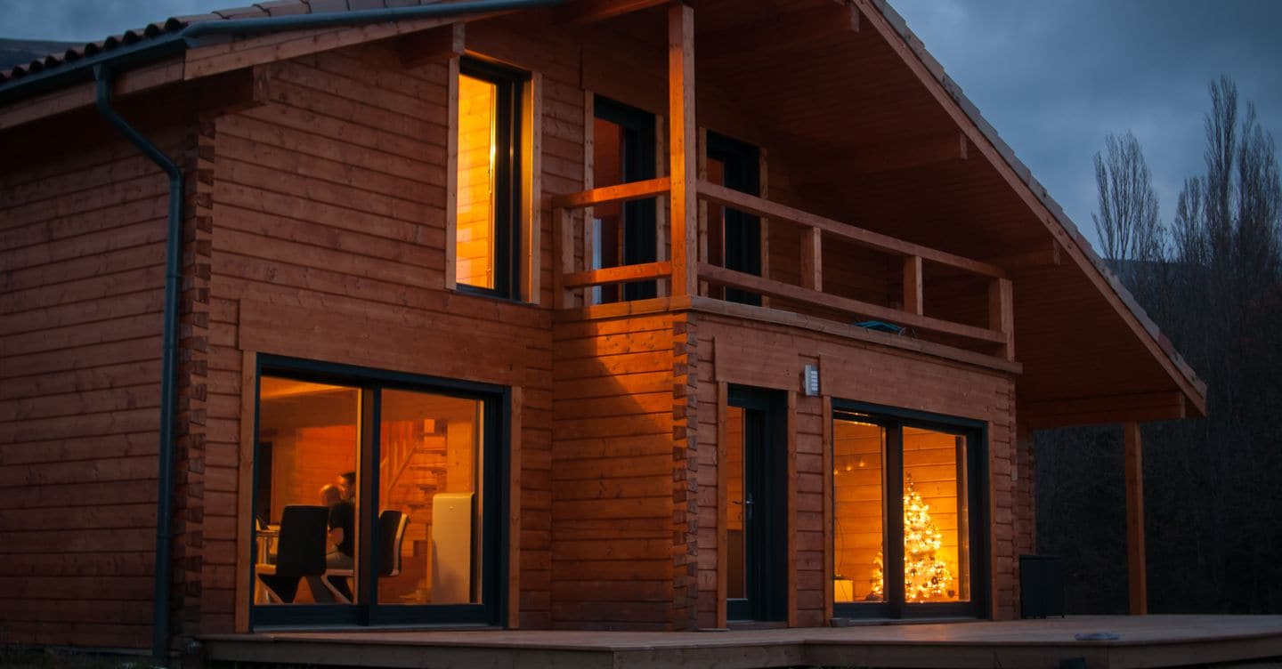 https://i2.res.24o.it/images2010/S24/Documenti/2025/09/29/Immagini/Ritagli/AdobeStock_99222645-casa-legno-U41787022744oct-1440x752@IlSole24Ore-Web.jpeg