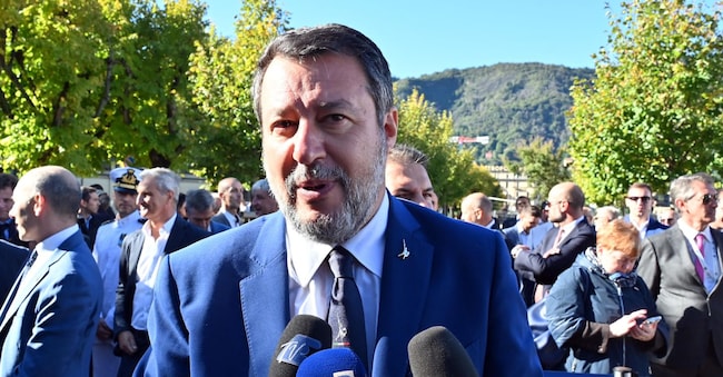 Il ministro delle Infrastrutture Matteo Salvini incontra la stampa a margine della presentazione della nuova motonave Ambrosiana, Como, 29 settembre 2025. ANSA / MATTEO BAZZI