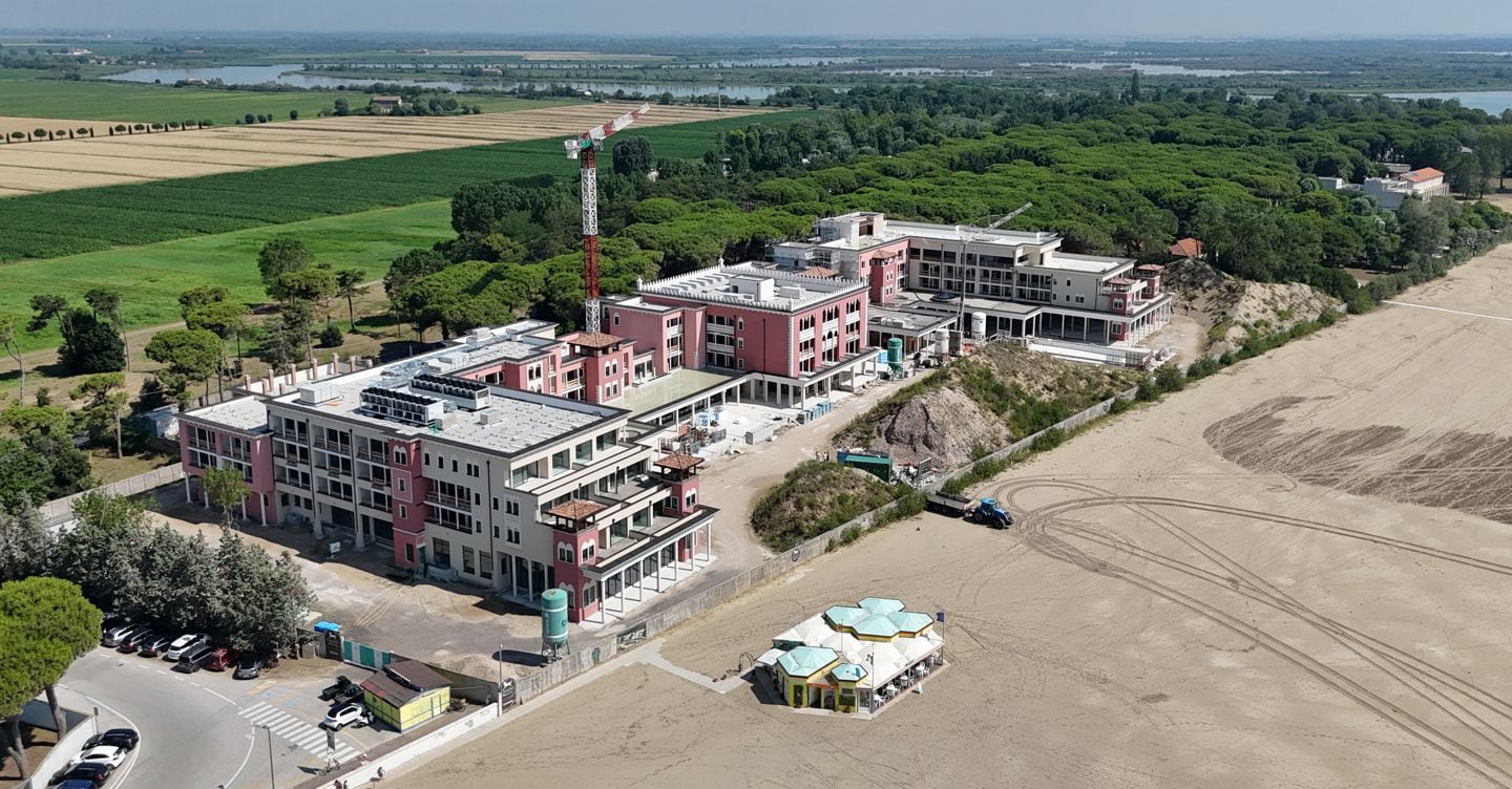 https://i2.res.24o.it/images2010/S24/Documenti/2025/09/30/Immagini/Ritagli/Veduta%20aerea%20cantiere_1_20250929181328-U71561175746ITg-1440x752@IlSole24Ore-Web.JPG