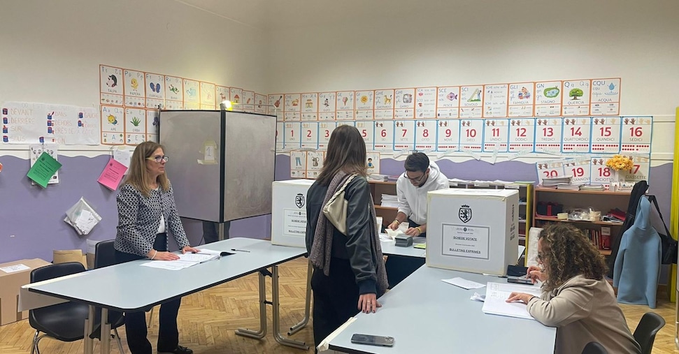 Regionali, al via lo spoglio in Valle d’Aosta. Nelle Marche urne aperte fino alle 15