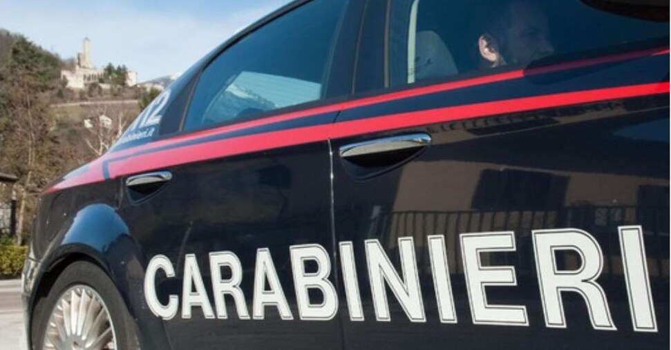 Uccide la moglie in strada a colpi di pietra e scappa: parte la caccia all’uomo