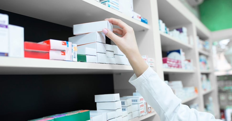 Gli italiani e i farmaci: quasi due pillole a testa, boom di anti obesità e psicofarmaci tra i bimbi