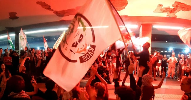 Manifestanti della rete Pro Pal e studenti del Collettivo autorganizzato universitario hanno occupato i binari della stazione Centrale di Napoli causando il blocco del traffico ferroviario in arrivo e in partenza. Forti i disagi per tutti i treni, dai Frecciarossa ai regionali. "La circolazione a Napoli Centrale è sospesa", comunica Trenitalia. ///// Protesters from the Pro Pal network and students from the Self-Organized University Collective occupied the platforms of Naples Central Station, blocking incoming and outgoing train traffic, Italy, 01 October 2025. All trains were severely disrupted. ANSA