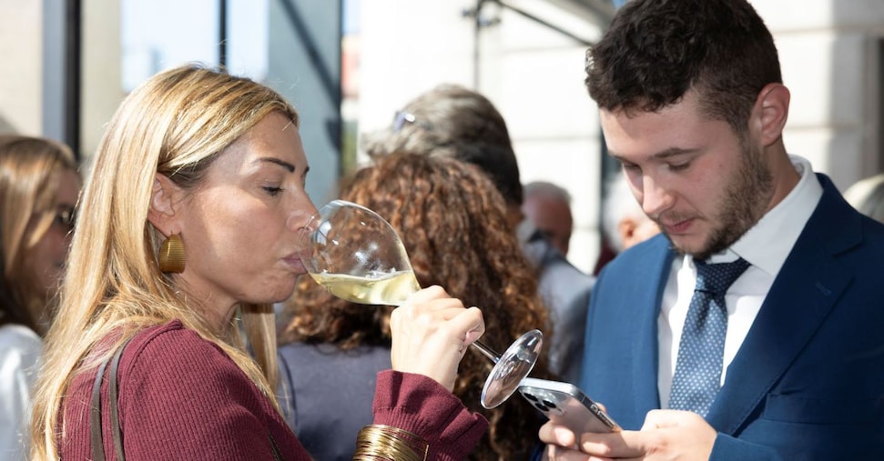 Milano Wine Week scommette sui giovani. NielsenIq: le nuove famiglie bevono meno ma premium