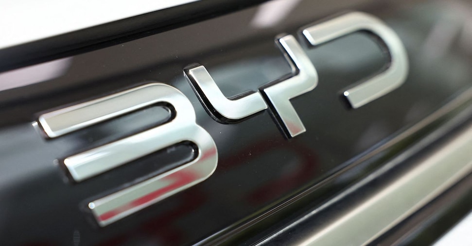 Byd sotto pressione: concorrenza in Cina e rischi dalle regole Ue