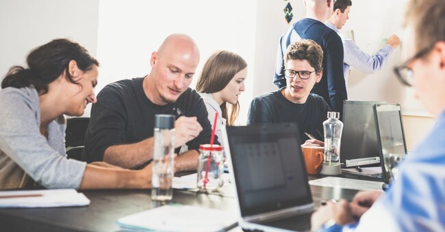 Giovane team di programmatori AI e sviluppatori di software.