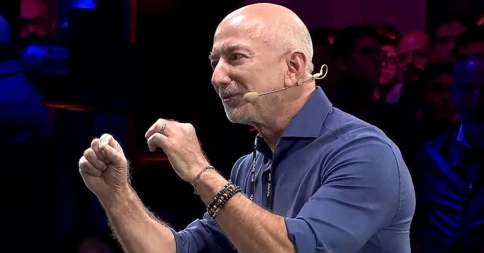 Bezos: «L’intelligenza artificiale? Una bolla industriale, ma può essere positiva»