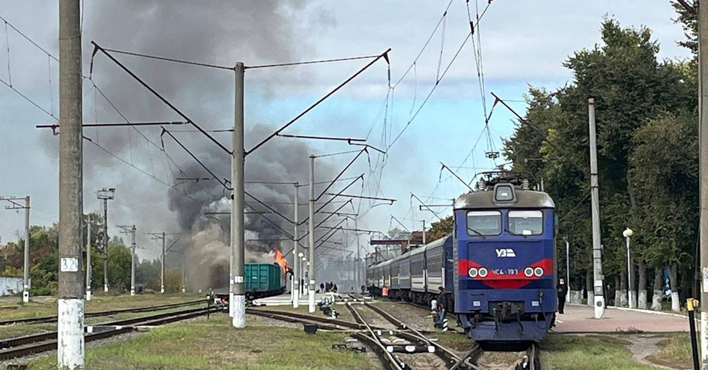 Due attacchi russi su treni alla stazione di Shostka, un morto e 30 feriti». Von der Leyen: «Barbarie»