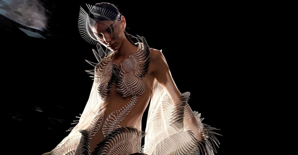Le forme in divenire di Iris van Herpen Le forme in divenire di Iris van Herpen