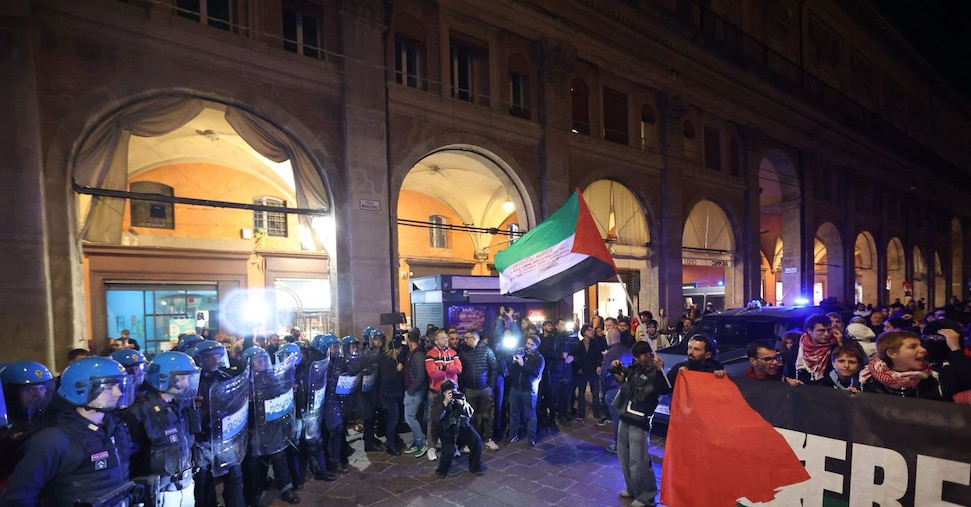 I pro-Pal celebrano il 7 ottobre, cariche e scontri I pro-Pal celebrano il 7 ottobre, cariche e scontri