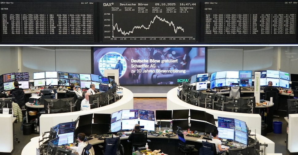Borse Ue in rialzo, occhi su banche e auto. A Milano bene Stellantis, rimbalza Ferrari