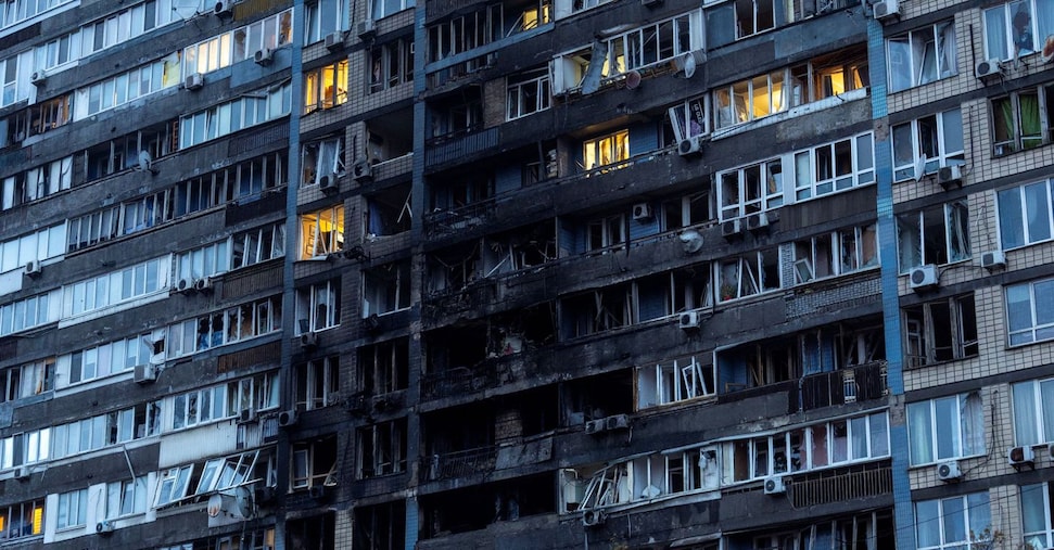 Ucraina, massiccio attacco di droni russi. Danneggiata rete energetica: black out a Kiev
