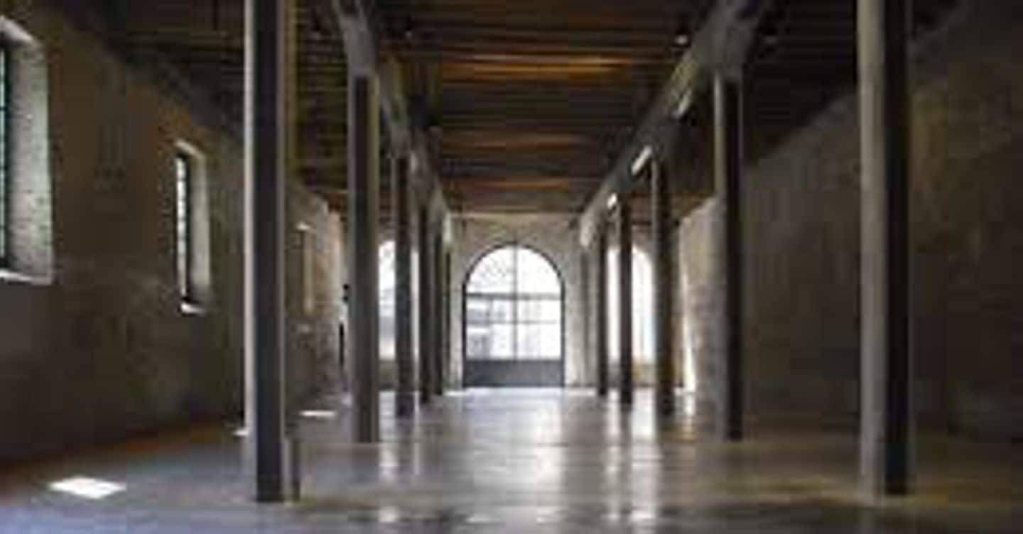 https://i2.res.24o.it/images2010/S24/Documenti/2025/10/11/Immagini/Ritagli/Venezia,%20Sala%20Armi%20Arsenale-U28275364406yEQ-1440x752@IlSole24Ore-Web.jpeg