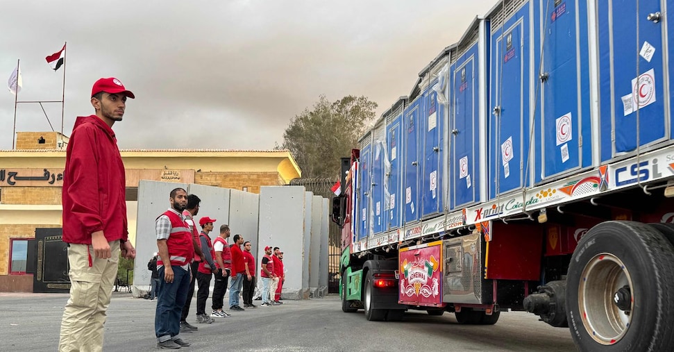 Gaza, primi camion d’aiuti nella Striscia. Domani è il giorno degli ostaggi