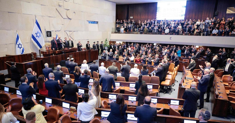 Trump alla Knesset: «Vittoria Israele porti pace in Medio Oriente». E all’Iran: «Mano aperta»