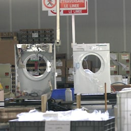 INDUSTRIA ELETTRODOMESTICI ELECTROLUX LAVATRICI OPERAIO EXTRACOMUNITARIO LAVORO