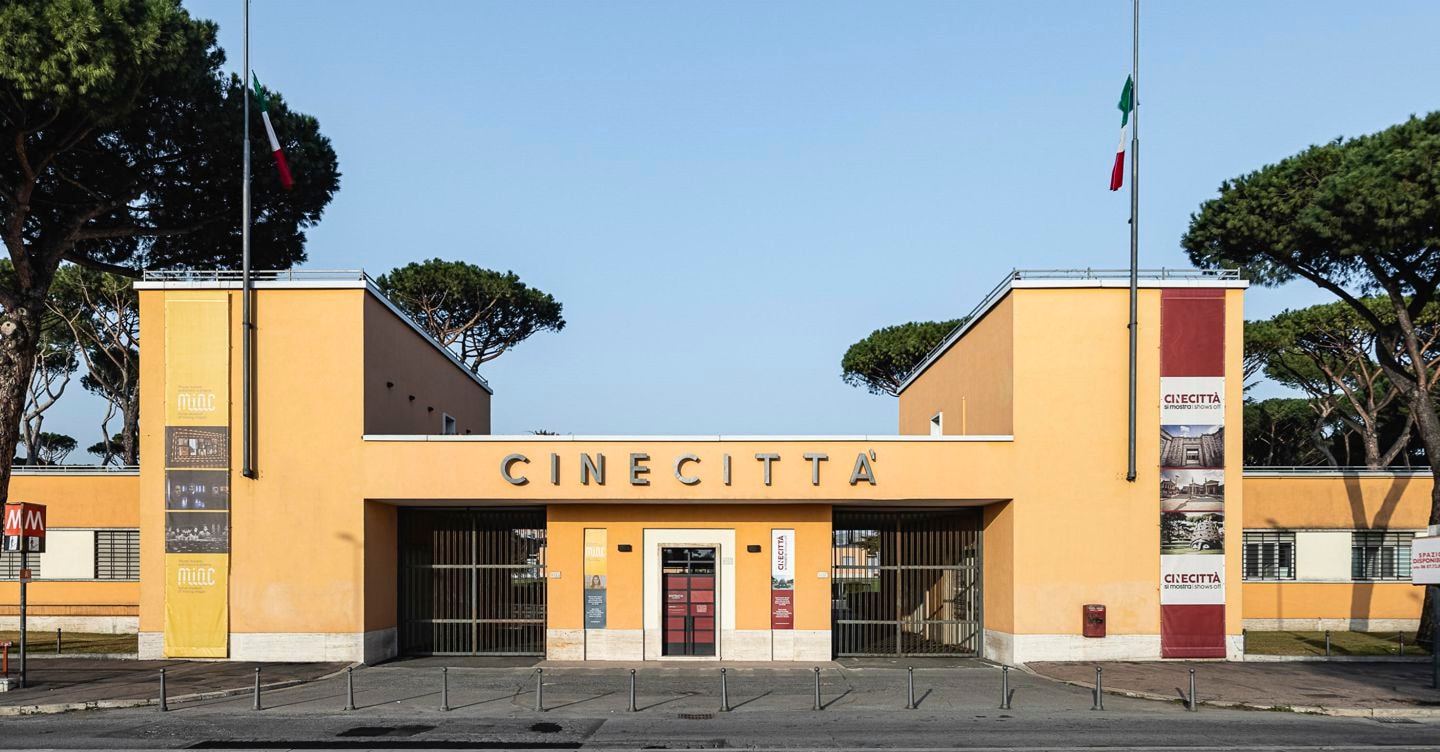 https://i2.res.24o.it/images2010/S24/Documenti/2025/10/15/Immagini/Ritagli/ansa-cinecitta-ingresso-U05307227343JjC-1440x752@IlSole24Ore-Web.jpg