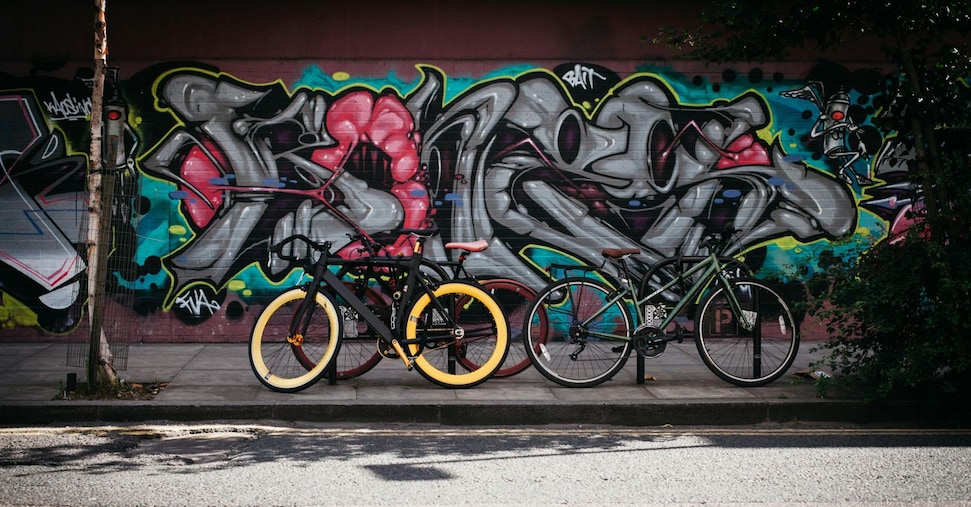 Bici e moto, sì alle multe per chi le incatena fuori dagli spazi riservati Bici e moto, sì alle multe per chi le incatena fuori dagli spazi riservati