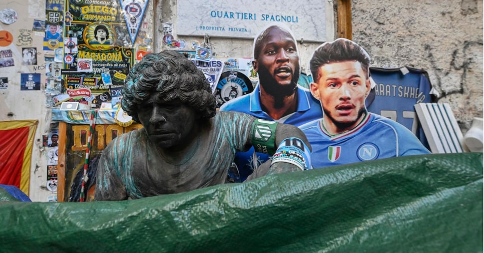 Largo Maradona «abusivo», magliette e gadget sequestrati: multe per 5mila euro Largo Maradona «abusivo», magliette e gadget sequestrati: multe per 5mila euro