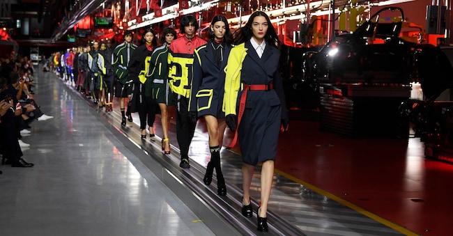 Dalle corse alla passerella: nel 2021 Ferrari ha debuttato nell’abbigliamento. Qui sopra, la prima sfilata, che si svolse a Maranello, mentre la più recente è stata in settembre alla Milano Fashion Week.