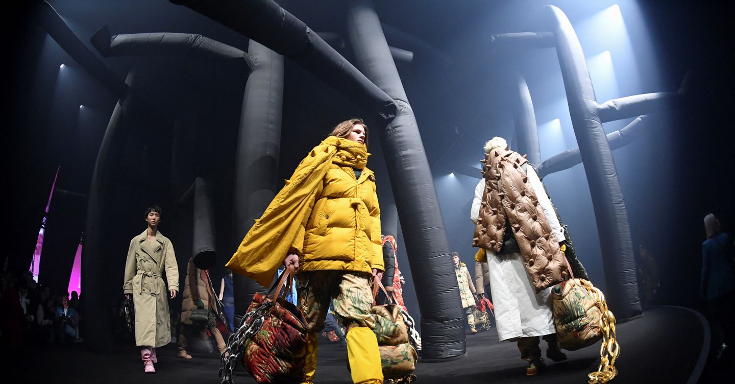 https://i2.res.24o.it/images2010/S24/Documenti/2025/10/16/Immagini/Ritagli/AFP-20200219-1P48K6-v1-HighRes-FashionItalyWomenMoncler-U02430387072cAs-1440x752@IlSole24Ore-Web.jpg