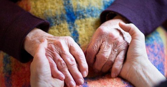 Una badante e un'anziana in un'immagine d'archivio. 