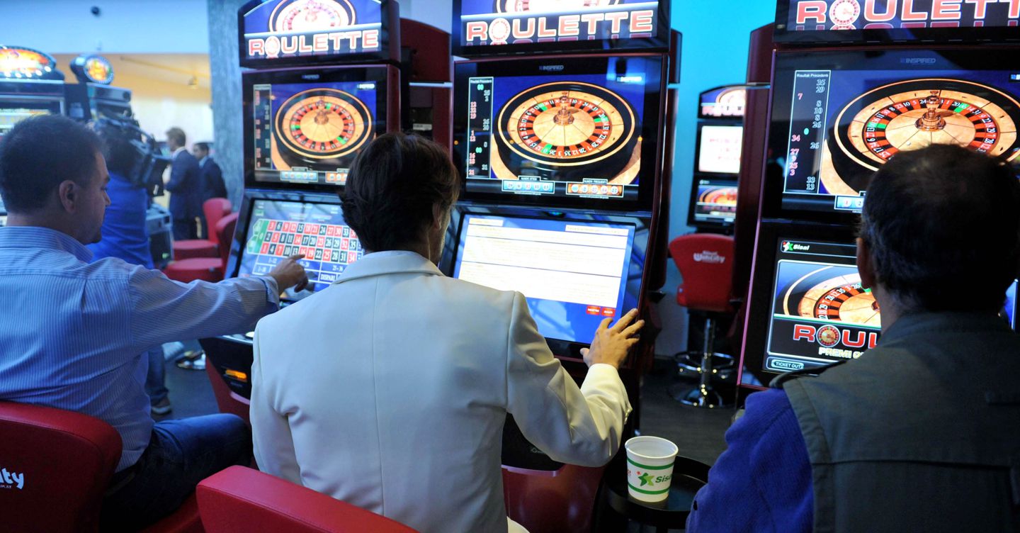 Gioco legale: nel 2024 spesi 21,5 miliardi di euro. Cresce il settore online, retail in calo (-12%)