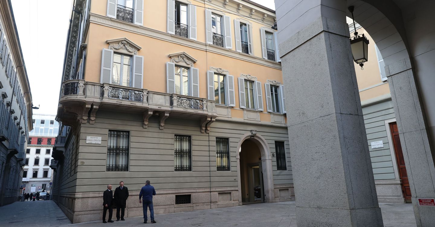 https://i2.res.24o.it/images2010/S24/Documenti/2025/10/17/Immagini/Ritagli/imagoeconomica-1363034-1745831740-Piazzetta-Cuccia-Sede-Mediobanca-U23734223306KEV-1440x752@IlSole24Ore-Web.jpg