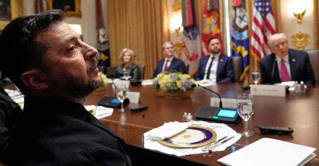 Il presidente Donald Trump, a destra, parla prima di un pranzo con il presidente ucraino Volodymyr Zelenskyy, a sinistra, mentre il capo dello staff della Casa Bianca Susie Wiles, il segretario al Tesoro Scott Bessent e il vicepresidente JD Vance ascoltano nella Cabinet Room della Casa Bianca, venerdì 17 ottobre 2025, a Washington. (Foto AP/Alex Brandon)