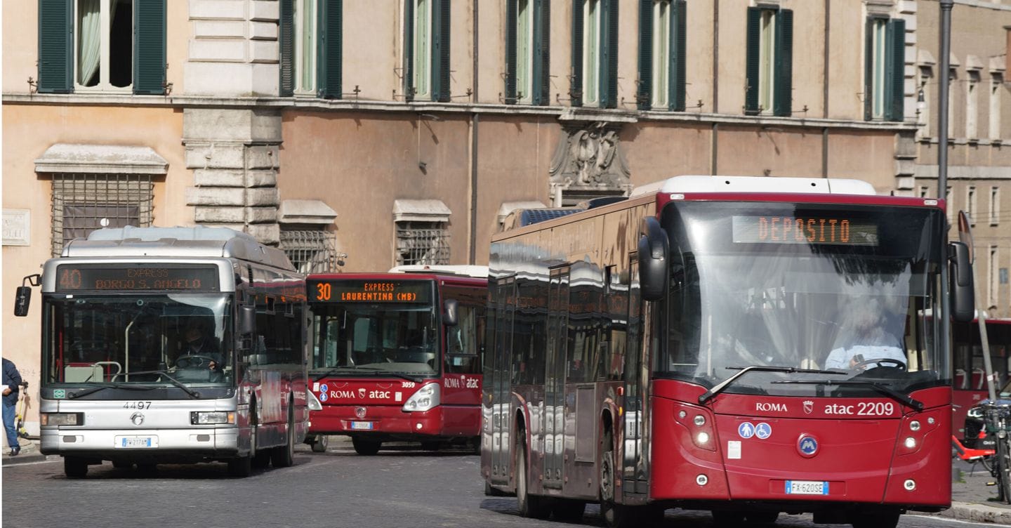 https://i2.res.24o.it/images2010/S24/Documenti/2025/10/18/Immagini/Ritagli/autobus-Imagoeconomica_1484448-U53743676831wlq-1440x752@IlSole24Ore-Web.jpg