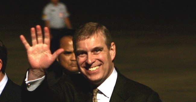 Il Duca di York, Principe Andrew Albert Christian Edward del Regno Unito, agita la mano all'arrivo all'aeroporto di Halim Perdanakusuma, a Giacarta, Indonesia, il 3 marzo 2008. Il principe visiterà l'Indonesia in qualità di inviato speciale del Regno Unito per il commercio e gli investimenti internazionali. Incontrerà inoltre il presidente indonesiano Susilo Bambang Yudhoyono il 05 marzo 2008, ANSA - EPA/JURNASYANTO SUKARNO - BGG