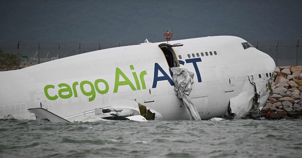 Hong Kong, aereo cargo esce di pista e finisce in mare: due morti