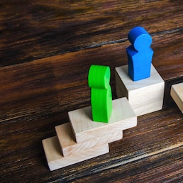 Resolving conflict through a mediator. The judge issues a fair verdict in the case of opponents. Compromise dispute resolution. Mediation of conflicting parties. Stop conflict escalation.