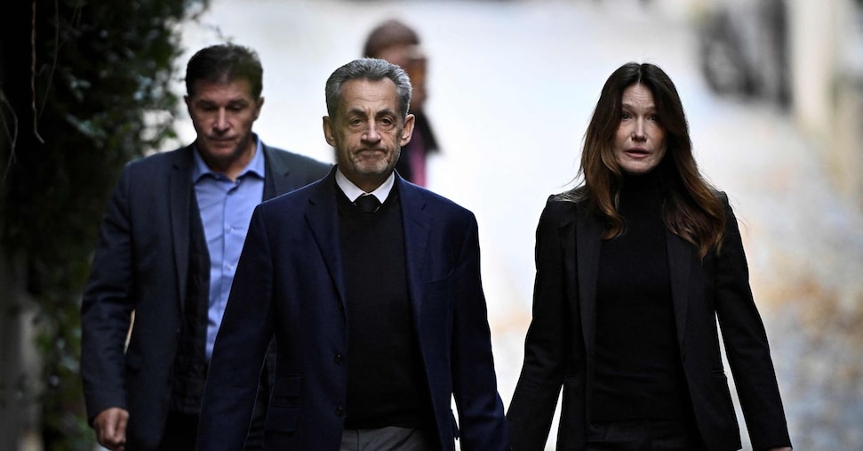 Francia Sarkozy entra in carcere dopo la condanna per corruzione