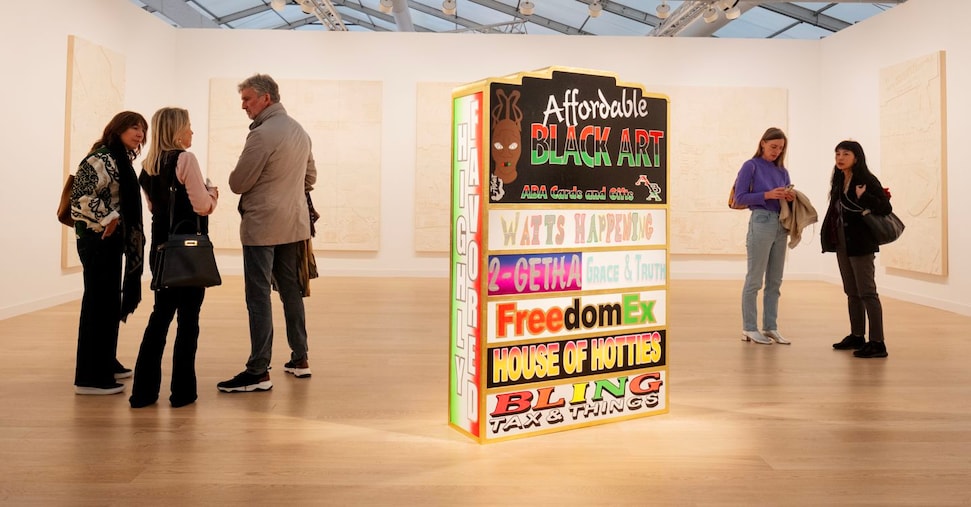 Frieze London chiude con ottimismo, ma i riflettori si spostano su Parigi
