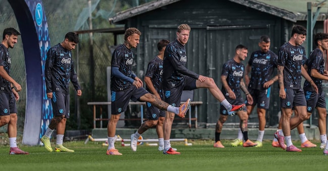 I giocatori del Napoli in allenamento prima della partita di Champions contro il PSV Eindhoven al Phillips Stadium di Eindhoven. ANSA / CIRO FUSCO