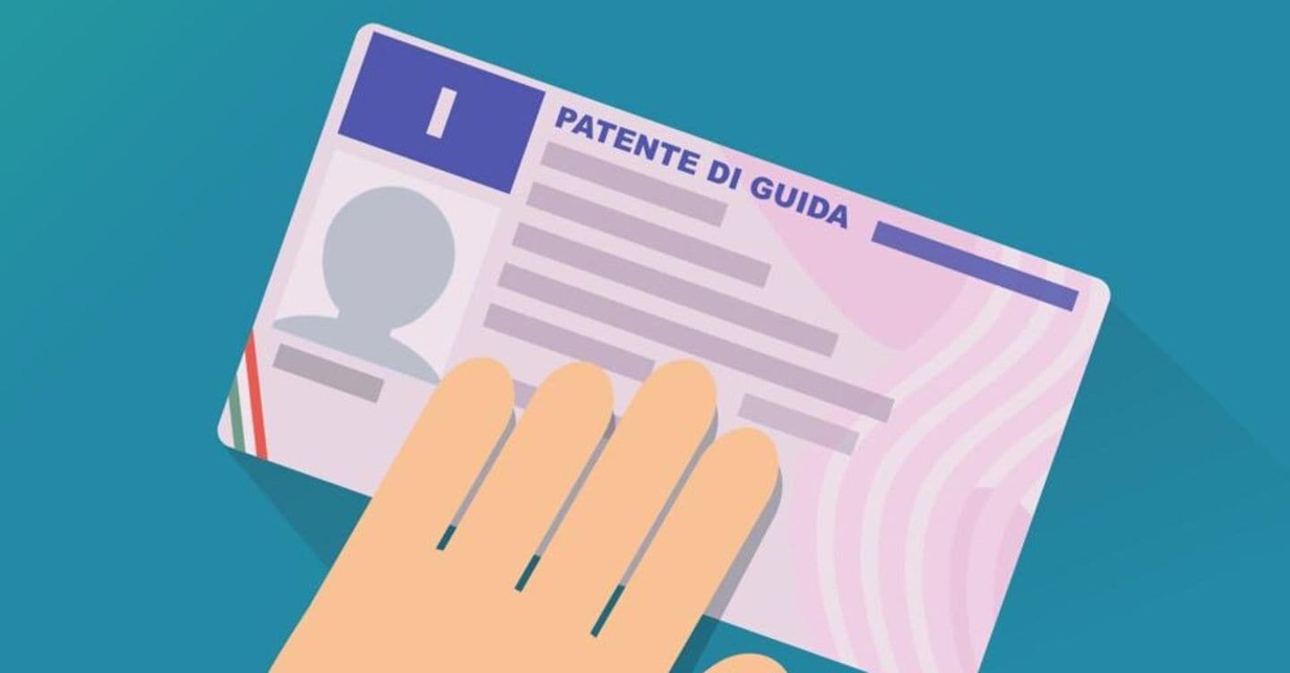 https://i2.res.24o.it/images2010/S24/Documenti/2025/10/22/Immagini/Ritagli/patente-U00852145147OQF-1440x752@IlSole24Ore-Web.jpg