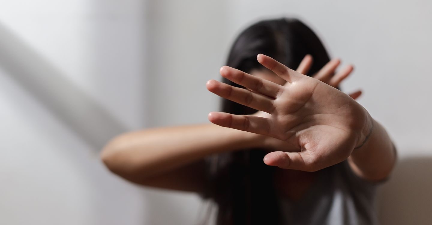 Violenza in famiglia per la moglie separata costretta a cucinare e pulire