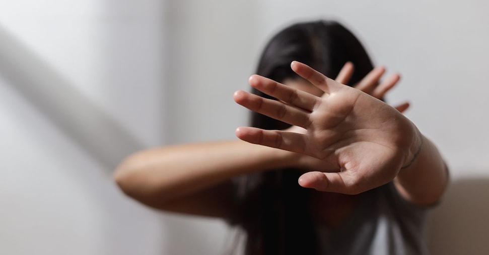Violenza in famiglia per la moglie separata costretta a cucinare e pulire