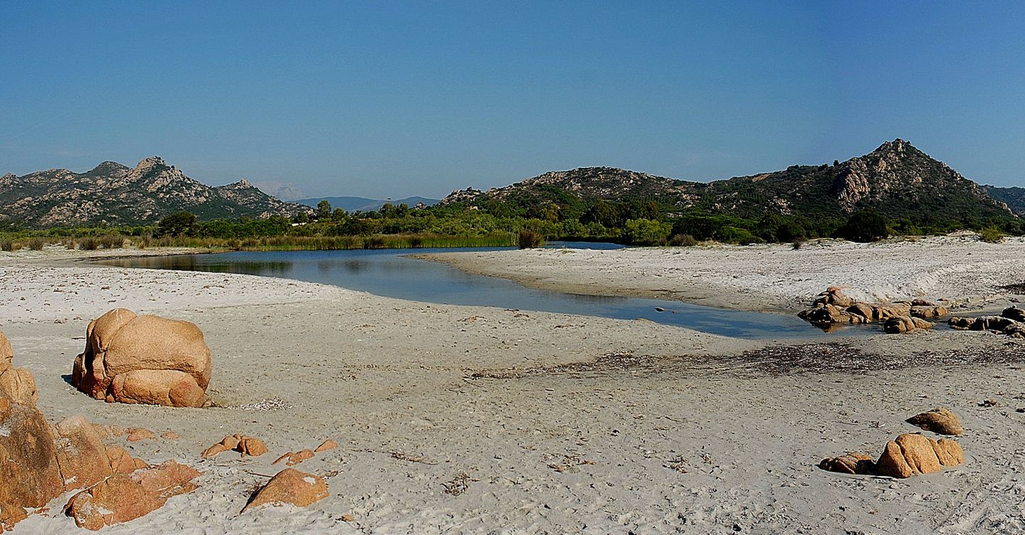 https://i2.res.24o.it/images2010/S24/Documenti/2025/10/23/Immagini/Ritagli/sardegnaspiaggia_berchida_rsz-U44133448812CcB-1440x752@IlSole24Ore-Web.jpg