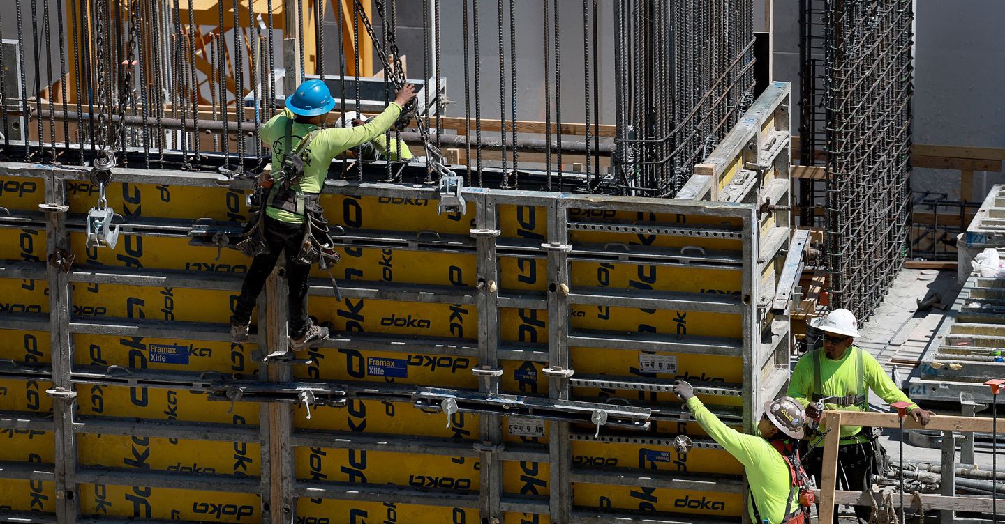 https://i2.res.24o.it/images2010/S24/Documenti/2025/10/24/Immagini/Ritagli/1472630222-AFP-CANTIERE-EDILIZIA-OPERAI-U10873108675Swe-1440x752@IlSole24Ore-Web.jpg