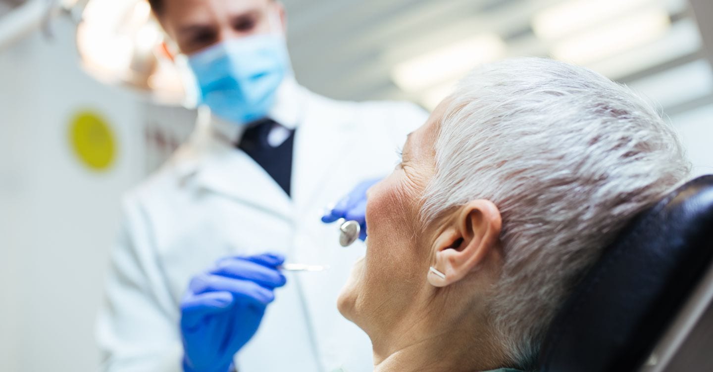 Impianti dentali, il sorriso torna prima  grazie a cellule staminali e gel biologici