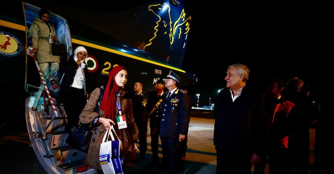 Il ministro degli Esteri Antonio Tajani accoglie un gruppo di palestinesi evacuati dalla Striscia di Gaza, presso l’aeroporto di Ciampino, 23 ottobre 2025, ANSA/VINCENZO LIVIERI