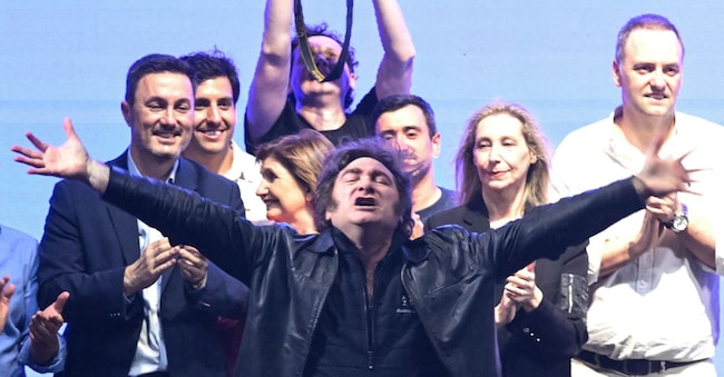 epa12477345 Argentine President Javier Milei (C) reacts during the closing campaign rally of La Libertad Avanza party in Rosario, Argentina, 23 October 2025. Milei closed La Libertad Avanza