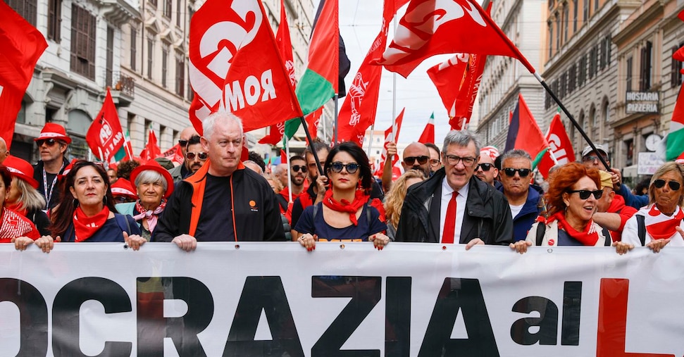 A Roma manifestazione della Cgil contro la manovra. Landini: «Sciopero? Non escludiamo nulla»