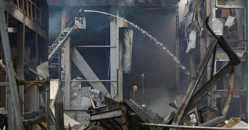 Nuovo attacco russo su Kiev, tre morti e 29 feriti. Cremlino: «5mila soldati ucraini circondati a Kupyansk»