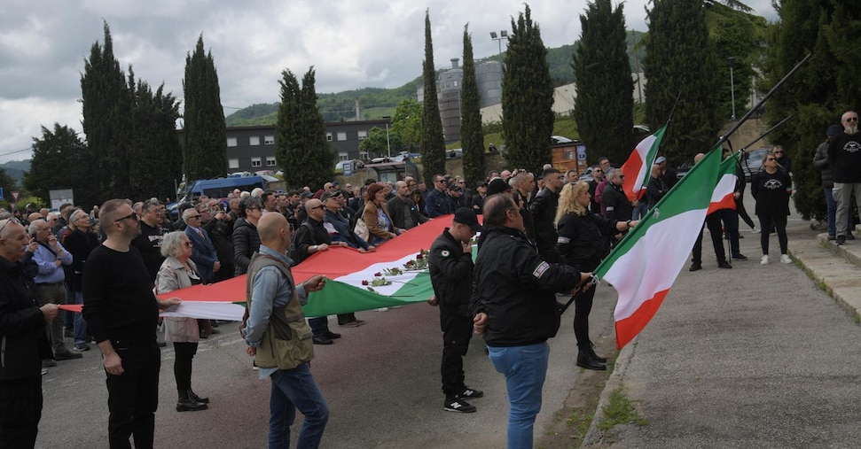 Oltre mille al raduno di Predappio, tornano i saluti romani Oltre mille al raduno di Predappio, tornano i saluti romani