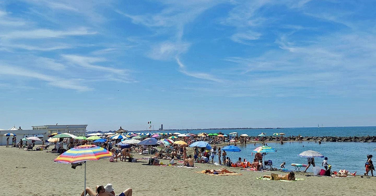 Chiude l’accesso al mare con un cancello: indagata per invasione di terreni