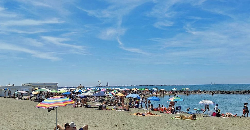 Chiude l’accesso al mare con un cancello: indagata per invasione di terreni Chiude l’accesso al mare con un cancello: indagata per invasione di terreni
